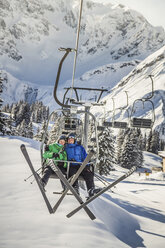 Pärchen beim Skiliftfahren, Warth, Vorarlberg, Österreich - CUF42159