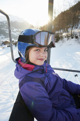 Junges Mädchen im Skilift, Villaroger, Haute-Savoie, Frankreich - CUF42164