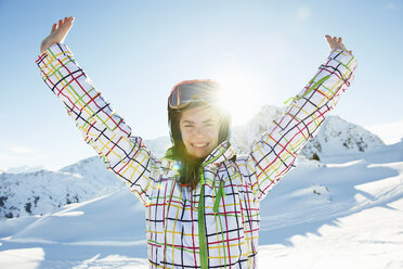 Porträt einer jugendlichen Skifahrerin mit ausgestreckten Armen, Les Arcs, Haute-Savoie, Frankreich - CUF42172