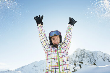 Porträt einer jugendlichen Skifahrerin mit erhobenen Armen, Les Arcs, Haute-Savoie, Frankreich - CUF42173
