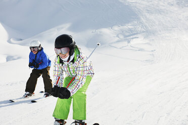 Bruder und Schwester beim Skifahren, Les Arcs, Haute-Savoie, Frankreich - CUF42174