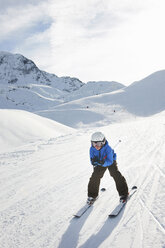 Junge beim Skifahren auf der Piste, Les Arcs, Haute-Savoie, Frankreich - CUF42175