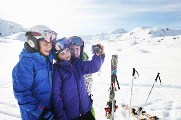 Bruder und Schwestern beim Selbstporträt, Les Arcs, Haute-Savoie, Frankreich - CUF42176