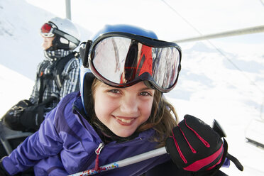 Porträt eines jungen Mädchens im Skilift, Les Arcs, Haute-Savoie, Frankreich - CUF42179