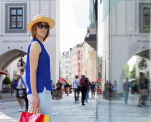 Touristin in München Marienplatz, München, Deutschland - CUF42198