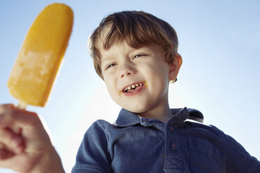 Boy eyeing his ice lolly - CUF42221