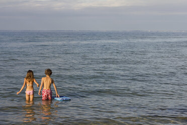 Bruder und Schwester paddeln im Meer - CUF42229