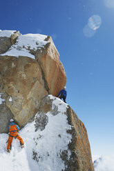 Zwei Männer beim Bergsteigen, Chamonix, Frankreich - CUF42244