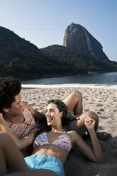 Ehepaar entspannt sich am Strand, Rio de Janeiro, Brasilien - CUF42253