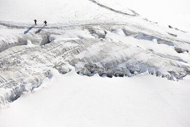 Bergsteiger beim Durchqueren von Tiefschnee, hoher Winkel - CUF42360