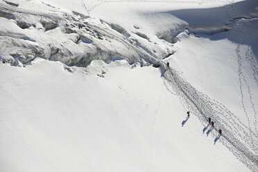 Bergsteiger beim Durchqueren von Tiefschnee, hoher Winkel - CUF42361