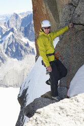 Porträt eines lächelnden Bergsteigers, Chamonix, Hochsavoyen, Frankreich - CUF42369