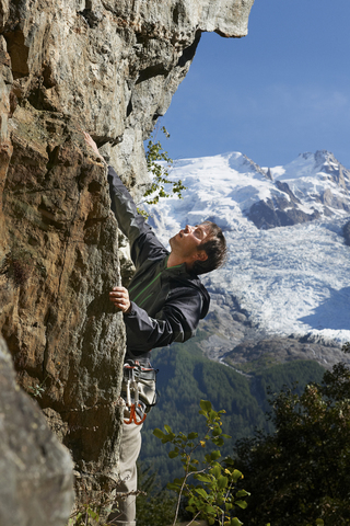 Mann beim Klettern, Chamonix, Hochsavoyen, Frankreich, lizenzfreies Stockfoto