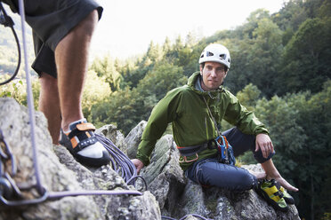 Felskletterer auf Felsen sitzend, Chamonix, Hochsavoyen, Frankreich - CUF42382