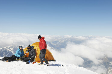 Menschen beim Zelten in den Bergen, Chamonix, Frankreich - CUF42388