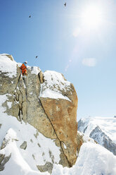 Mann beim Klettern in den Bergen, Chamonix, Frankreich - CUF42389