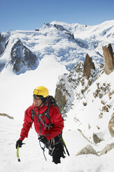 Mann beim Bergsteigen, Chamonix, Frankreich - CUF42396