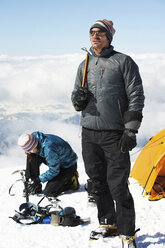 Mid adult couple by tent, Chamonix, Frankreich - CUF42400