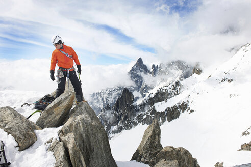 Mittelgroßer Mann beim Klettern, Chamonix, Frankreich - CUF42403