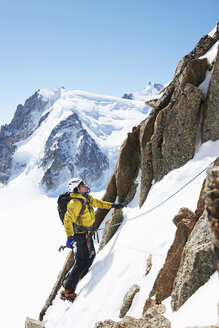 Mittelgroßer Mann beim Bergsteigen, Chamonix, Frankreich - CUF42413