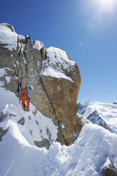 Zwei Männer beim Bergsteigen, Chamonix, Frankreich - CUF42420