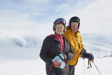 Porträt eines älteren Paares beim Skifahren, Hermavan, Schweden - CUF42428