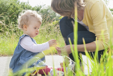 Mutter und Tochter sehen sich Gras an - CUF42430