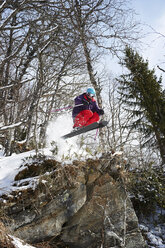 Skifahrer springt von Felsen, Are, Schweden - CUF42441