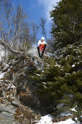 Skifahrer springt von Felsen, Are, Schweden - CUF42452