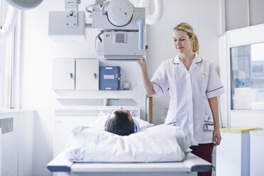 Radiologe beim Scannen eines Patienten - CUF42564