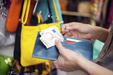 Junge Frau kauft Handtasche, San Lorenzo Markt, Florenz, Toskana, Italien - CUF42643