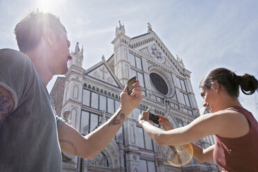 Mann und Frau fotografieren die Kirche von Santa Croce, Piazza di Santa Croce, Florenz, Toskana, Italien - CUF42650