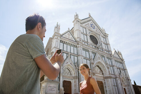 Mann und Frau vor der Kirche von Santa Croce, Piazza di Santa Croce, Florenz, Toskana, Italien - CUF42651