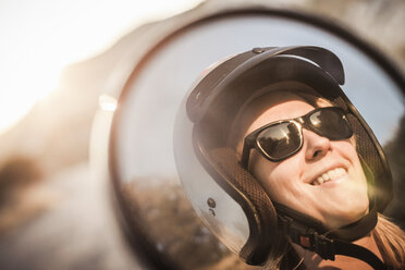 Frau mit Motorradhelm und Sonnenbrille - CUF42657