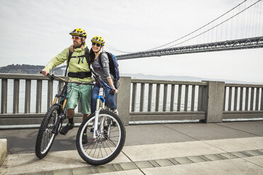 Radfahrer auf der Bay Bridge, San Francisco - CUF42658