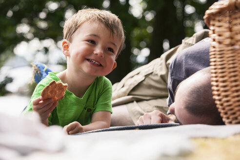 Junge genießt Picknick mit Vater - CUF42666