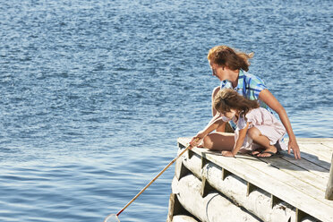 Mutter und Tochter mit Fischernetz, Utvalnas, Gavle, Schweden - CUF42671