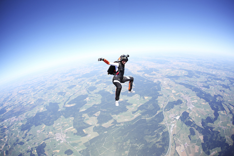 Fallschirmspringerin im freien Fall über Leutkirch, Bayern, Deutschland, lizenzfreies Stockfoto