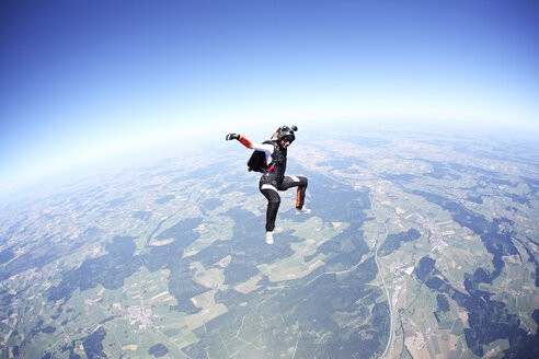 Fallschirmspringerin im freien Fall über Leutkirch, Bayern, Deutschland - CUF42700