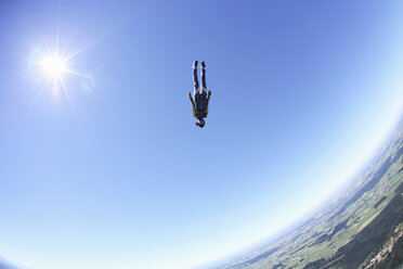 Fallschirmspringerin im freien Fall mit dem Kopf voran über Leutkirch, Bayern, Deutschland - CUF42701