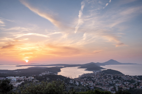 Kroatien, Istrien, Losinj, Mali Losinj bei Sonnenaufgang, lizenzfreies Stockfoto