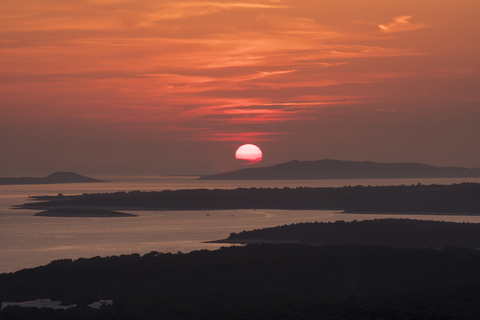 Kroatien, Istrien, Losinj, Mali Losinj bei Sonnenuntergang, lizenzfreies Stockfoto