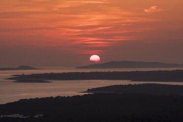 Kroatien, Istrien, Losinj, Mali Losinj bei Sonnenuntergang - HAMF00330