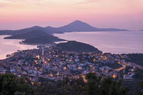 Kroatien, Istrien, Losinj, Mali Losinj bei Sonnenuntergang, lizenzfreies Stockfoto