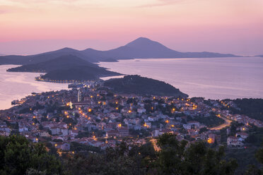 Kroatien, Istrien, Losinj, Mali Losinj bei Sonnenuntergang - HAMF00331