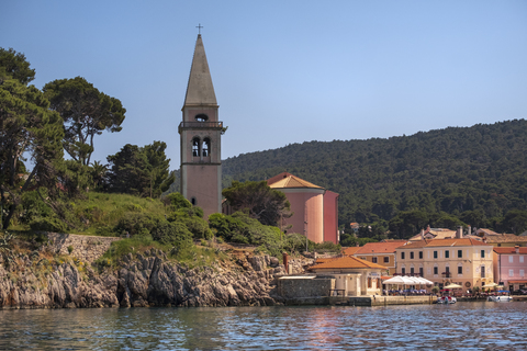 Kroatien, Istrien, Losinj, Rovenska, Uhrenturm am Meer, lizenzfreies Stockfoto