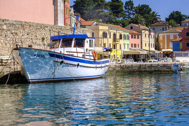 Kroatien, Istrien, Losinj, Rovenska, Fischerboot am Hafen - HAMF00336