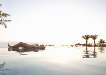 Frau entspannt am Pool, Aqaba, Tala Bay, Jordanien - CUF42706