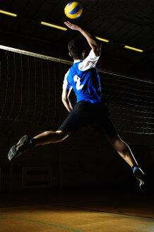 Volleyballspieler springt nach dem Ball am Netz - CUF42720