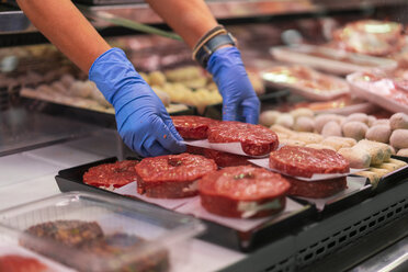 Frau am Marktstand bei der Zubereitung von Hackfleisch - AFVF00770